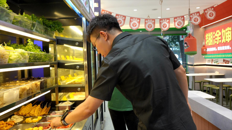 开一家糊涂婶麻辣烫加盟店菜品丰富适应多种口味食客