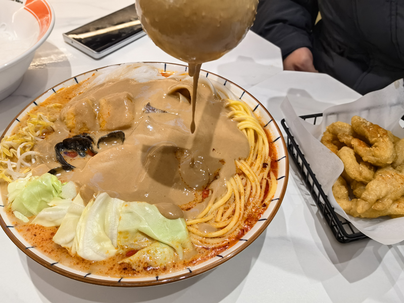 糊涂婶老式麻辣烫加盟店20多种香料熬制而成的原汤