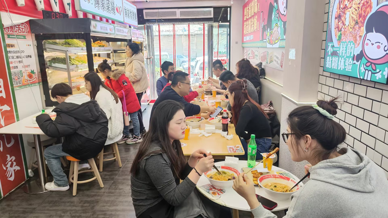 老式麻辣烫兼顾美味与合理搭配并重深受欢迎