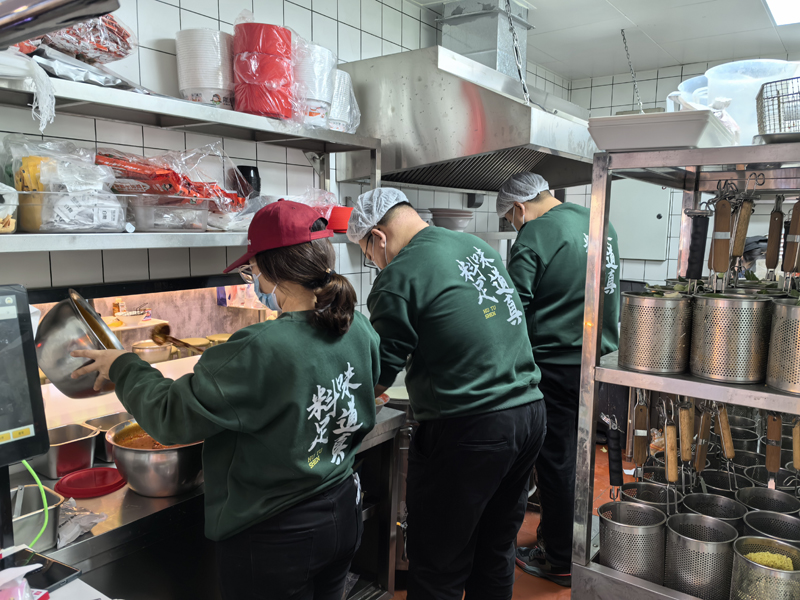 糊涂婶老式麻辣烫开店前会有全方位的培训支持助力加盟商成功起航