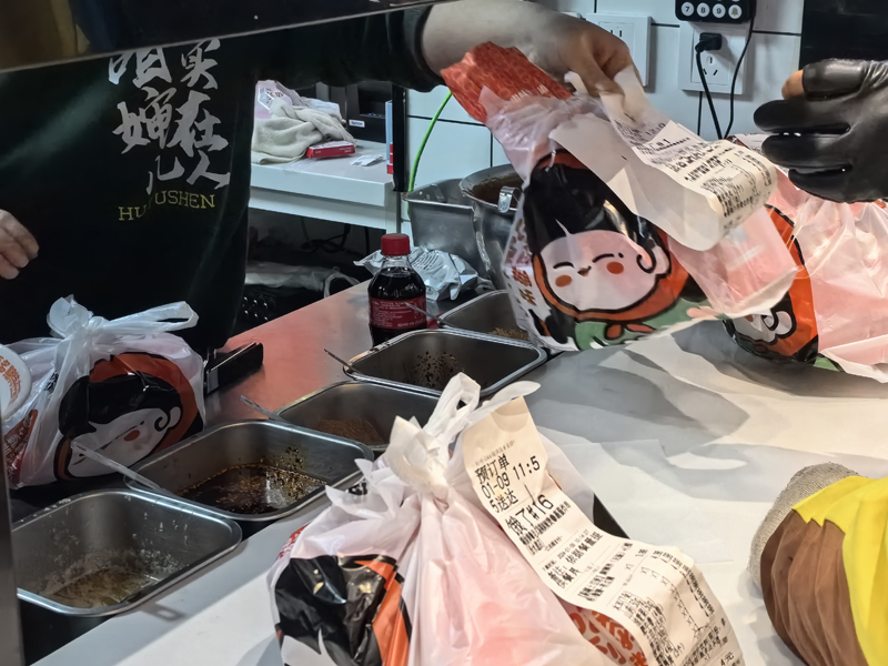 糊涂婶老式麻辣烫加盟品牌全方位广告宣传支持提升品牌知名度