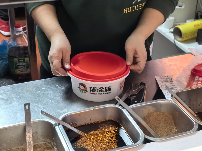 糊涂婶老式麻辣烫加盟品牌为门店全方位广告宣传支持