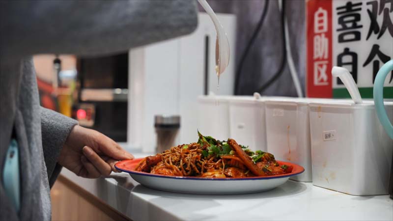 重塑传统的糊涂婶老式麻辣烫加盟品牌不断做出儿时味道的经典麻辣烫味道