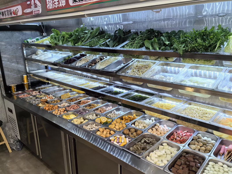 有着特色汤底的糊涂婶老式麻辣烫品牌加盟店汤底与食材相融合