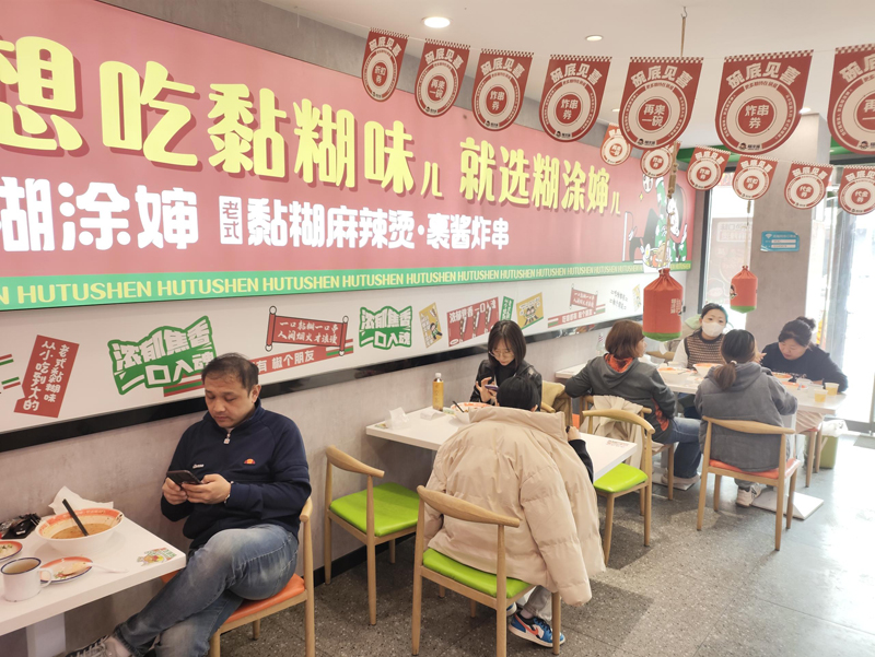 糊涂婶老式麻辣烫加盟品牌以新鲜健康美味的品牌理念深受食客喜欢
