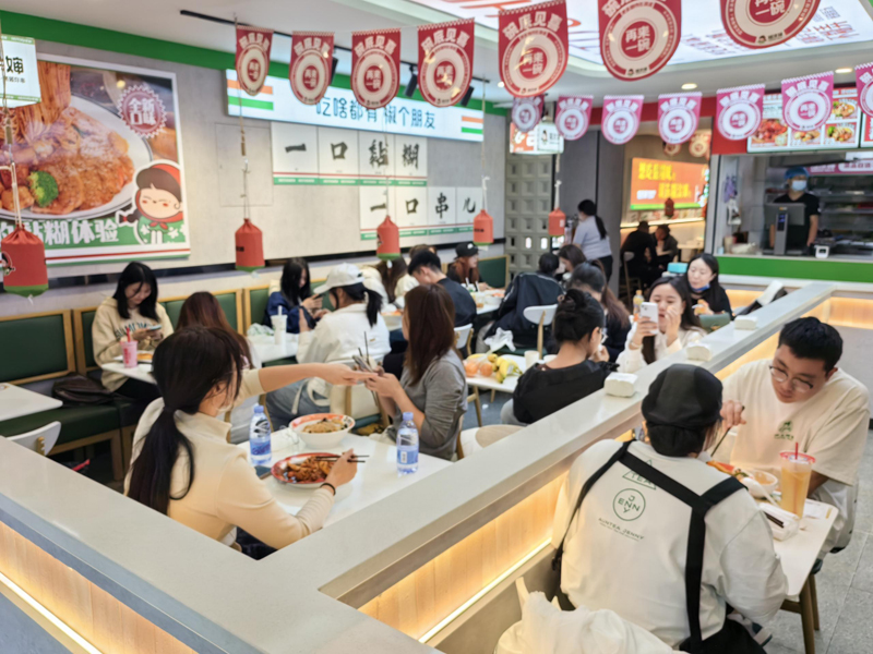 在糊涂婶老式麻辣烫加盟店还为食客准备了特色炸串和杏皮茶搭配麻辣烫