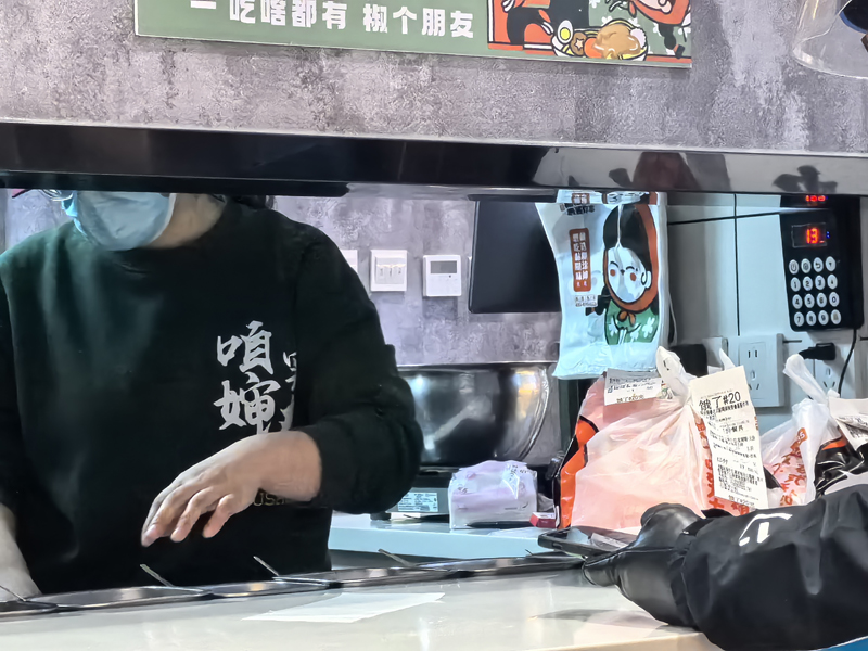 麻辣烫这款美食是如何从街头小吃到流量担当的呢？