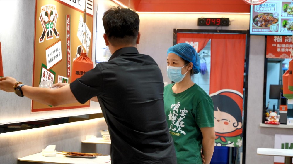 糊涂婶麻辣烫加盟店不断与客户沟通来提升个性化和贴心的服务