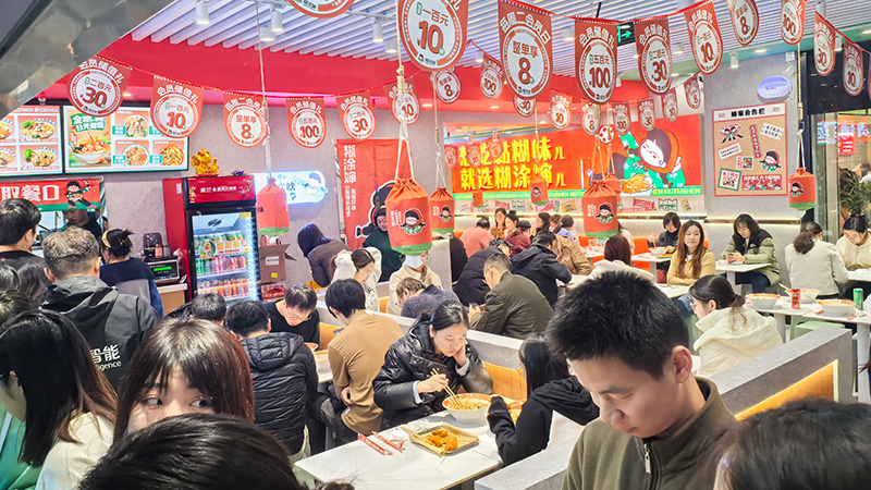 随着三四线城市的蓬勃发展，它们正逐渐成为餐饮创业的沃土，蕴藏着巨大的商业潜力。 一、庞大的消费群体与经济潜力 三四线城市合计常住人口占比高达74.77%，构成了庞大的消费群体。同时，三线以下城市的GDP合计占比也达到了49%，彰显了其不可小觑的经济实力。 二、三四线城市为何是品牌餐饮的理想选择 市场空缺：相较于一二线城市，三四线城市缺乏正规的快餐品牌，竞争压力相对较小，为品牌餐饮提供了广阔的发展空间。 成本优势：房租和人力成本在三四线城市相对较低，降低了创业者的经营压力。 降维打击：将一线城市的运营和营销模式直接复制到三四线城市，往往能够取得意想不到的效果，实现降维打击。 三、在三四线城市开设糊涂婶麻辣烫的显著优势 品牌效应显著：糊涂婶麻辣烫拥有200多家品牌门店，知名度高。这一强大的品牌影响力能够自然延伸到三四线城市，为加盟店带来稳定的客流量，降低新店开业的风险。 广泛的客户群体：糊涂婶麻辣烫的品牌知名度能够迅速吸引三四线城市的消费者，减少新店营业的陌生感，使加盟店开业即火爆。 产品满足复购需求：在三四线城市，消费圈小且固定，复购率是成功的关键。糊涂婶麻辣烫丰富的产品线、优秀的口味和高品质的产品，能够有效提升复购率，为加盟店带来长期稳定的客源。 营销助力盈利提升：在熟人社交更为频繁的三四线城市，私域流量的效果更加显著。糊涂婶麻辣烫通过搭建公众号、小红书、抖音、快手等私域流量平台，为门店营销提供有力支持，提升销量和盈利。 糊涂婶麻辣烫，以品质**行业，以品牌征服世界。现正火爆加盟中，欢迎加入糊涂婶的大家庭，共同实现你的创业梦想！